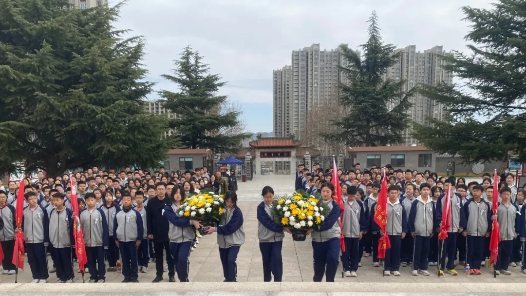 青山埋忠骨 鲜花祭英魂 | 凤华学校2025年清明祭扫烈士陵园活动